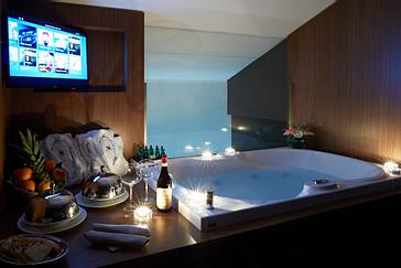 Hotel The Building | Rome | hot tub in the room